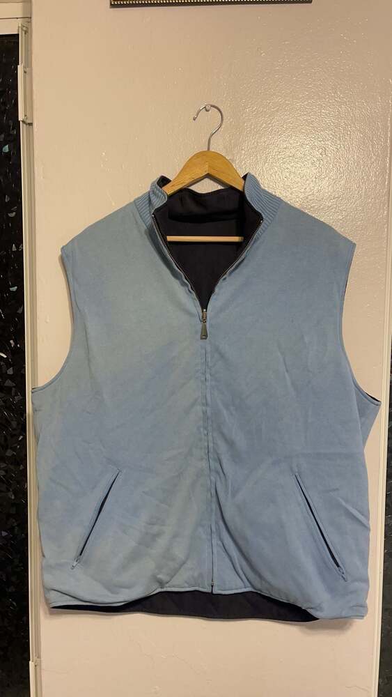 Light Blue Full-Zip Vest with Ribbed Collar and Pockets
